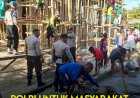 Polri-dan-Masyarakat-Gotong-Royong-Cor-Dak-Masjid-Babul-Fattah-di-Desa-Maubasa