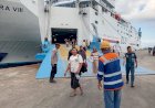 KP3-Laut-Polres-Ende-Pastikan-Keamanan-Arus-Penumpang-di-Pelabuhan-Ippi-Saat-Kedatangan-KM.Dharma-Rucitra-VIII