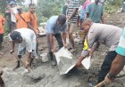 Wujud-Nyata-Polisi-Penolong,-Aipda-Rasyidi-Irfat-Ibrahim-dan-Warga-Kurulimbu-Bahu-Membahu-Perbaiki-Jalan-Rusak