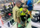 Viral-Tiga-Siswa-Berjalan-denga--Sandal-Lusuh,-Respon-Cepat-Kapolda-NTT-dan-Polres-TTS-Hadirkan-Senyum-Baru-bagi-Anak-Anak-Oelbubuk