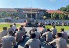 Cair-dan-Tanpa-Sekat,-Usai-Apel-Jam-Pimpinan-Kapolres-Ende-Duduk-Santai-Serap-Aspirasi-Anggota