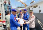 Misi-Kemanusiaan-Kapal-Polairud-KP-Pomana-XXII-3017-Bawa-Ratusan-Paket-Bantuan-Polda-NTT-untuk-Tiga-Kabupaten