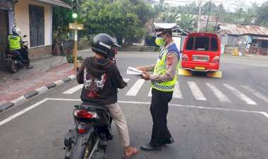 Satlantas-Polres-Ende-Sebar-Brosur-Himbauan-Kamseltibcar-Lantas-dan-Himbauan-Prokes-5M