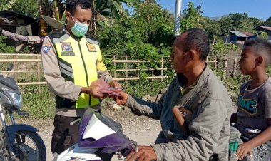 Lindungi-Warga-Dari-Covid-19,-Bhabinkamtibmas-Polsek-Maukaro-Bagikan-Masker-Gratis