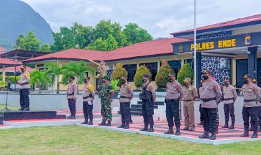 Kapolres-Ende-Pimpin-Apel-Gabungan-Kesiapan-Pengamanan-Malam-Tahun-Baru-2022