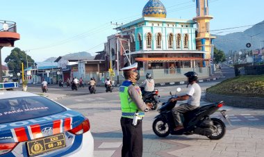 Satlantas-Polres-Ende-Berikan-Pelayanan-Pagi-Hari,-Dengan-Pengaturan-Arus-Lalu-Lintas