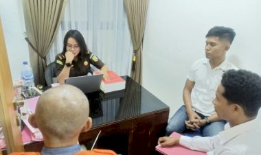 Berkas-Perkara-Dugaan-Tindak-Pidana-Korupsi-Dinyatakan-Lengkap,-Penyidik-Satreskrim-Polres-Ende--Serahkan--Tersangka-CS-alias-J-Berikut-Barang-Bukti-Ke-Jaksa-Penuntut-Umum