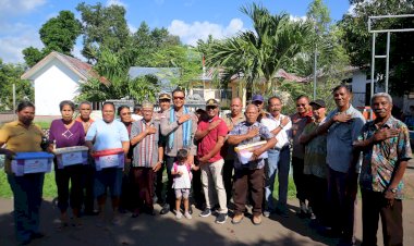 Sentuhan-Kasih-Polri:-Wakapolda-NTT-Bagikan-Bansos-di-Alor-Sambut-Hari-Bhayangkara-ke-79