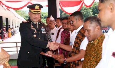 Kapolres-Ende-Serahkan-SK-Badan-Hukum-Koperasi-Merah-Putih-Usai-Upacara-HUT-RI-ke-80