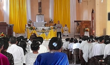 Kapolsek-Wolowaru-Berikan-Himbauan-Kamtibmas-Saat-Misa-Komuni-Pertama-di-Gereja-Sta-Maria-Imacculata-Jopu
