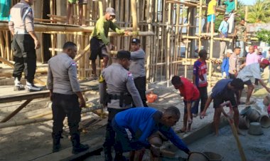 Polri-dan-Masyarakat-Gotong-Royong-Cor-Dak-Masjid-Babul-Fattah-di-Desa-Maubasa