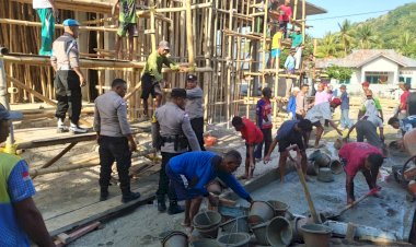 Polri-dan-Masyarakat-Gotong-Royong-Cor-Dak-Masjid-Babul-Fattah-di-Desa-Maubasa