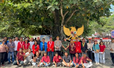 Doa-Bersama-Petugas-dan-Mahasiswa,-Simbol-Kebersamaan-Menjaga-Demokrasi-dan-Kedamaian-di-Ende