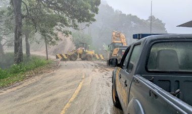 Longsor-Timbun-Ruas-Jalan-Ende–Maumere,-Petugas-dari-TNI,-Polri-dan-Instansi-Terkait-Lakukan-Pembersihan-dan-Pengalihan-Arus