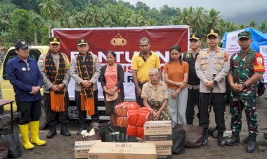 Polri-Distribusikan-Bantuan-Kemanusiaan-untuk-Korban-Bencana-di-Mauponggo,-NTT
