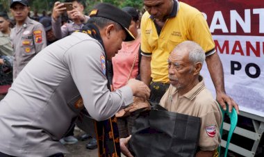 Bantuan-Kemanusiaan-Polri-Tiba-di-Mauponggo-Disambut-Antusias-Warga-dan-Bupati