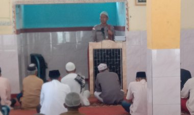 Khutbah-Jum'at-oleh-Kasihumas-Polres-Ende-di-Masjid-Al-Furqon-Paupire