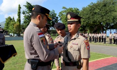 Polres-Ende-Gelar-Sertijab-Kapolsek-Pulau-Ende,-Kapolres-Ende-Ingatkan-Berikan-Pelayanan-Terbaik-kepada-Masyarakat