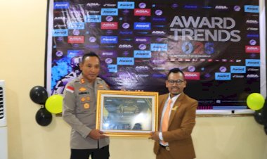 Seminar-Nasional-Peringati-Hari-Pahlawan-2025-Kapolres-Sikka-Terima-Penghargaan-