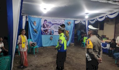 Ciptakan-Kamtibmas-Kondusif,-Patroli-Humanis-Personel-Polres-Ende-Kawal-Pesta-Wisuda-Uniflor
