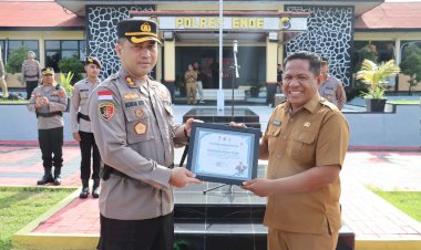 Apel-Jam-Pimpinan,-Kapolres-Ende-Terima-Penghargaan-dari-Ketua-Panitia-Eltari-Memorial-Cup-ke-XXXIV-2025