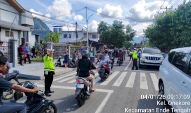 Pastikan-Ibadah-Berjalan-Khidmat,-Personel-Polres-Ende-Melakukan-Pengamanan-di-Sejumlah-Gereja