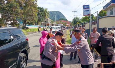 Tongkat-Komando-Polres-Ende-Berpindah:-AKBP-Yudhi-Franata,-S.I.K.,-M.H.,-M.-Tr.Opsla-Disambut-Tarian-Wanda-Pala-dan-Tradisi-Pedang-Pora