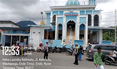 Pastikan-Berjalan-Aman,-Personel-Polres-Ende-Jaga-Ibadah-Sholat-Jumat-di-Masjid-Darul-Taqwa