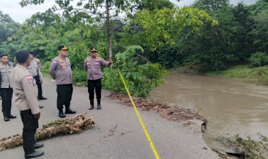 Respon-Cepat-Kapolres-Ende-Tinjau-Lokasi-Jalan-Putus-di-Wewaria:-Keselamatan-Masyarakat-Jadi-Prioritas-Utama