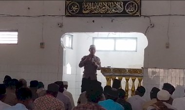 Kapolsek-Pulau-Ende-Laksanakan-Jum’at-Barokah-di-Masjid-Hayya-‘Ala-Sholah