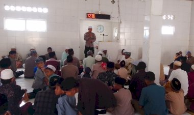 Melalui-Kegiatan-Jum'at-Barokah,-Kapolsek-Pulau-Ende-Ajak-Warga-Jaga-Iman-dan-Taqwa-serta-Jaga-Kamtibmas