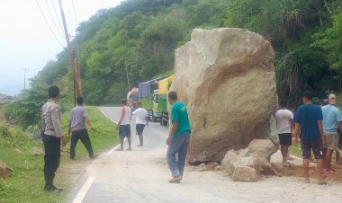 Jalur-Trans-Ende-Bajawa-Sempat-Lumpuh-Akibat-Material-Longsor-Menutup-Badan-Jalan,-Polis-dan-Warga-Bergerak-Cepat