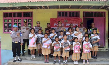 Polri-Untuk-Masyarakat:-Kapolres-Ende-Polda-NTT-Peduli-Pendidikan-Turun-Langsung-Bagikan-Tas-dan-Alat-Tulis-Sekolah