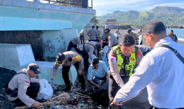 Wukudkan-Polri-untuk-Masyarakat,-Polres-Ende-Sulap-Pantai-Kota-Raja-Jadi-Bersih-dan-Nyaman