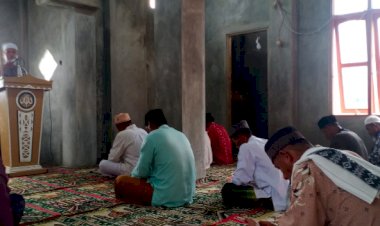 Melalui-Kegiatan-Jum'at-Berkah,-Kapolsek-Pulau-Ende-Ajak-Warga-Jaga-Iman-dan-Taqwa-serta-Jaga-Kamtibmas