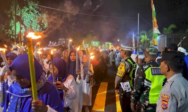 Gabungan-Personel-Polres-Ende-Amankan-Jalanya-Pawai-Obor-dalam-Rangka-Menyambut-Bulan-Suci-Ramadhan-1447-H