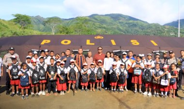 Wakapolda-NTT-Tinjau-SMP-Negeri-48-Sa-Ate-Gaikiu,-Dirikan-Tenda-Darurat-dan-Salurkan-Bantuan-Pendidikan