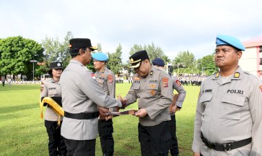 Apresiasi-Tinggi-Pimpinan:-Wakapolda-Serahkan-Penghargaan-Kapolda-NTT-kepada-32-Personel-yang-Ukir-Prestasi-dan-Dedikasi
