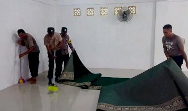 Awal-Bulan-Ramadhan,-Polsek-Pulau-Ende-Polres-Ende-Polda-NTT-Bersama-Warga-Kompak-Gelar-Aksi-Indonesia-Asri