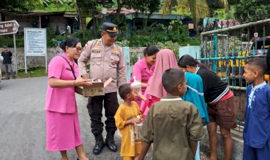 Indahnya-Berbagi,-Polsek-Ndona-Tebar-Kebaikan-Lewat-Berbagi-150-Cup-Takjil-Berbuka-Puasa-kepada-Pengendara-dan-Warga