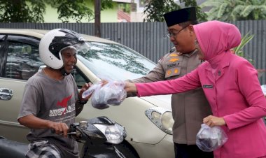 Polres-Ende-bersama-Bhayangkari-Berbagi-Takjil-dan-Kebahagiaan-di-Bulan-Suci-Ramadhan