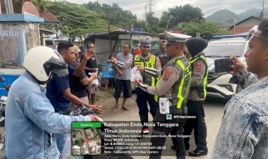 Sapa-Warga-di-Jalan,-Satlantas-Polres-Ende-Bagikan-100-Paket-Takjil-untuk-Ojek-dan-Pejalan-Kaki