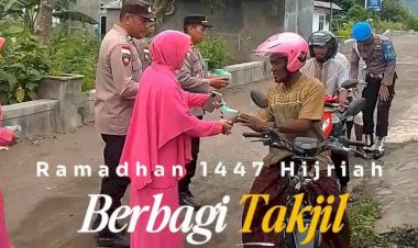 Polsek-Pulau-Ende-dan-Bhayangkari-Berbagi-Takjil-dan-Bensin-Gratis-kepada-Tukang-Ojek