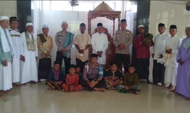 Polsek-Pulau-Ende-Gelar-Jum’at-Berkah-dan-Jum'at-Curhat-di-Masjid-Nurul-Iman-Ekoreko
