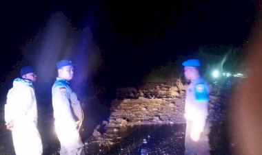 Hujan-Deras-Guyur-Wilayah-Detusoko,-Personel-Polres-Ende-Sigap-Cepat-Tangani-Bencana-Longsor-di-Desa-Roa