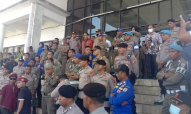 Personel-Polres-Ende-Kawal-Aksi-Damai-dari-Gabungan-Aktivis-PMKRI,-IMM-dan-Warga
