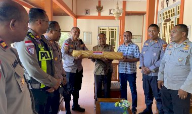 Terangi-Sukacita-Paskah-2026,-Polres-Ende-Distribusikan-Lilin-Paskah-ke-Delapan-Paroki