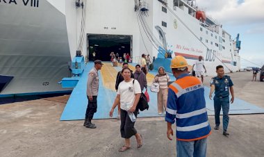 KP3-Laut-Polres-Ende-Pastikan-Keamanan-Arus-Penumpang-di-Pelabuhan-Ippi-Saat-Kedatangan-KM.Dharma-Rucitra-VIII