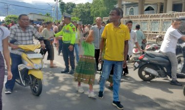 Pastikan-Ibadah-Aman,-Personel-Polres-Ende-Beri-Pengamanan-Ibadah-Misa-Minggu-Pagi-di-Gereja-St.-Martinus-Puurere