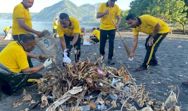Sinergi-dan-Aksi-Nyata,-Polres-Ende-Bersihkan-Pantai-Kota-Raja-Jadi-Lebih-Asri